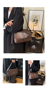 Dettaglio della borsa tote vintage marrone scuro con trama in ecopelle e fibbia metallica