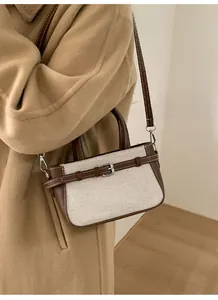 Mini sac cabas en cuir marron et toile porté avec un manteau en laine, style vintage chic