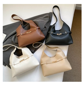Dettaglio di borse tote vintage in quattro colori con fibbie metalliche decorative