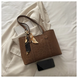 Vue détaillée du sac cabas marron à motif léopard avec foulard en soie vintage
