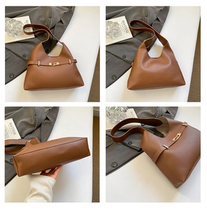 Viste dettagliate della borsa a mezzaluna caramello in pelle opaca con fibbie dorate
