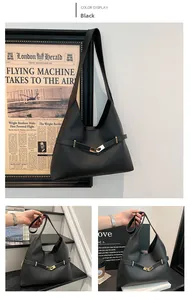 Dettaglio borsa hobo in pelle nera opaca con gancio in metallo dorato e tracolla