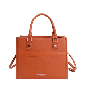 Borsa tote minimalista in pelle arancione con manici argentati e tracolla regolabile