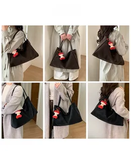 Dettaglio che mostra vari stili di indossare la borsa tote con ciondolo a forma di mela