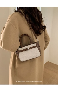 Vue détaillée d'un sac bandoulière rétro en toile et cuir marron avec boucle