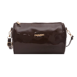 Sac cylindrique en cuir verni marron foncé avec logo doré et bandoulière réglable