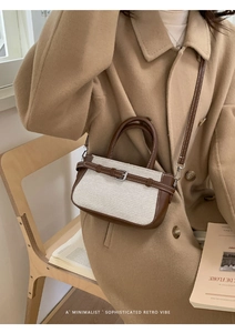 Détails du sac à main rétro avec cuir marron et texture en toile contrastée