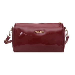 Sac Boston cylindrique bordeaux brillant avec détails dorés et lettrage fashion
