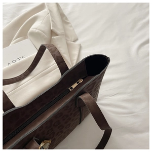 Vue de dessus du sac cabas léopard marron avec fermeture éclair sur fond esthétique