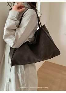 Dettaglio di una borsa tote minimalista in morbida pelle PU marrone con texture retrò