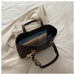 Détail d'un grand sac cabas à imprimé léopard avec foulard en soie et rangement intérieur