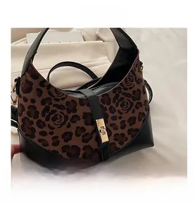 Dettaglio della borsa con stampa leopardata e floreale e chiusura a girello dorata di lusso