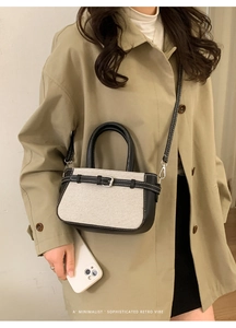 Vue détaillée du sac bandoulière en toile beige et cuir noir avec sangle minimaliste