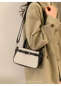 Schicke Schultertasche aus Segeltuch und schwarzem Leder mit weißen Kontrastnähten