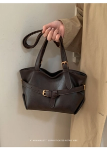 Dettaglio borsa tote retrò marrone con texture in pelle opaca e fibbia in metallo