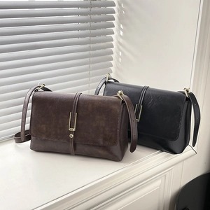Vintage PU Leather Shoulder Bag For Women Retro Fold Over Flap Crossbody Bag With Gold Metal Buckle Versatile Elegant