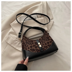 Détail d'un sac à main léopard avec texture rose et boucle dorée élégante en métal