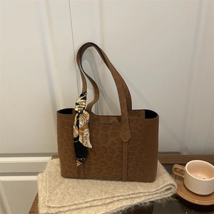 Sac fourre-tout vintage à imprimé léopard avec foulard sur un pull en maille douce