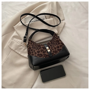 Détail d'un sac à main tendance à imprimé léopard avec fermoir doré et texture velours chic