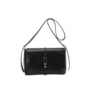 Borsa a tracolla nera classica in pelle lucida con elegante fibbia in metallo dorato