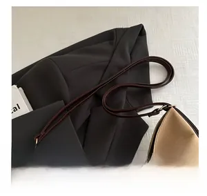 Détail du sac à bandoulière kaki avec sangle marron foncé et boucle en métal argenté