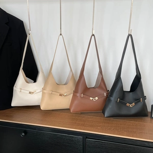 Borse hobo di lusso francese in quattro colori con decorazione a cinturino per boutique