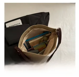 Vue intérieure du cabas beige montrant sa grande capacité pour tablettes et livres