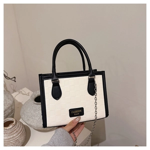 Sac bandoulière minimaliste à damier noir et blanc avec une fine chaîne argentée
