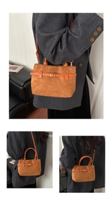 Détail du sac cabas en daim marron avec boucle dorée et bandoulière réglable