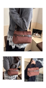 Détail du sac seau en daim marron rouge avec ceinture décorative et boucle dorée sur la bandoulière
