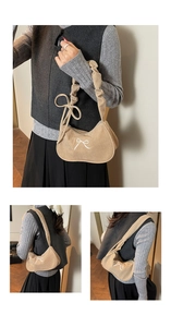 Détail du sac hobo en velours côtelé kaki avec broderie nœud blanc et bandoulière froncée