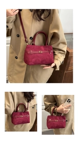 Détail du sac cabas en daim bordeaux montrant la boucle métallique et la texture mate