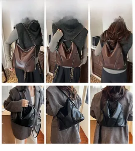 Sac à dos et sac à bandoulière polyvalents en cuir PU marron et noir sur un mannequin