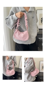 Vues détaillées du sac croissant en velours rose avec broderie et bandoulière froncée