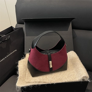 Sac hobo en daim bordeaux avec finitions en cuir noir et boucle en métal sur tricot