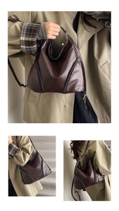 Détails du sac cabas en cuir marron foncé avec deux poches zippées et texture