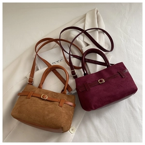 Détail de sacs à main vintage carrés en marron caramel et bordeaux avec boucle décor