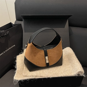Sac hobo bicolore en daim marron et cuir noir avec fermoir doré et design minimaliste