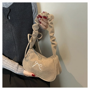 Détail du sac bandoulière en velours côtelé kaki avec broderie nœud et anse plissée