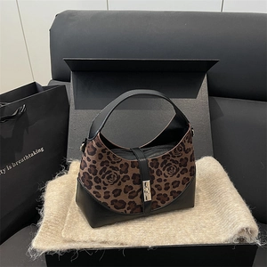 Sac hobo imprimé léopard avec boucle dorée et bordures en cuir noir pour femmes stylées