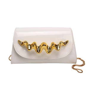 Sac bandoulière en cuir verni blanc avec poignée dorée ondulée et chaîne serpent fine