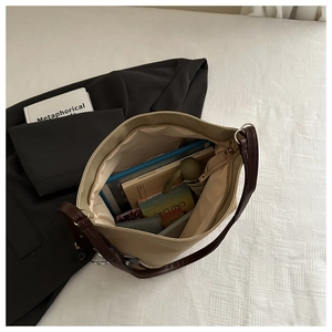 Vue de dessus montrant l'intérieur du grand sac fourre-tout avec tablette et livres