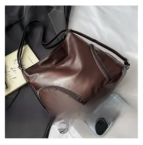 Détail du sac cabas en cuir PU café avec deux poches zippées décoratives en demi-lune