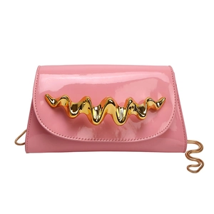 Rosa Lackleder Handtasche mit goldenem Wellengriff und Kettengurt für Damen