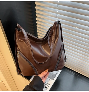 Détail du grand sac cabas en cuir PU marron avec poches frontales à glissière en métal