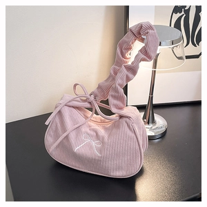 Détail du sac bandoulière en velours côtelé rose avec nœud brodé et poignée plissée