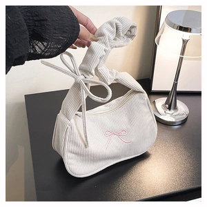 Détails du sac en velours côtelé blanc cassé avec broderie nœud rose et anse froncée