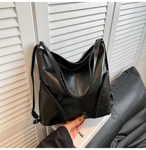 Détail du grand sac cabas en similicuir noir montrant le grain naturel et le zip décoratif