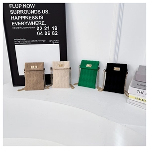 Mini borse trapuntate in peluche nei colori kaki, bianco, verde e nero con catene oro