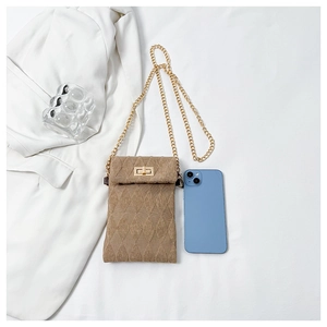 Dettaglio mini borsa trapuntata color kaki con catena dorata e chiusura girevole